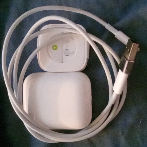 Apple Airpods with case and and charger - Picture 6 of 6